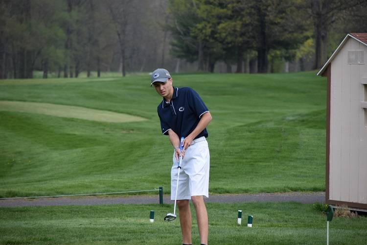 842833c1a4b573a3da33_Daniel_Greiss_putting.jpg