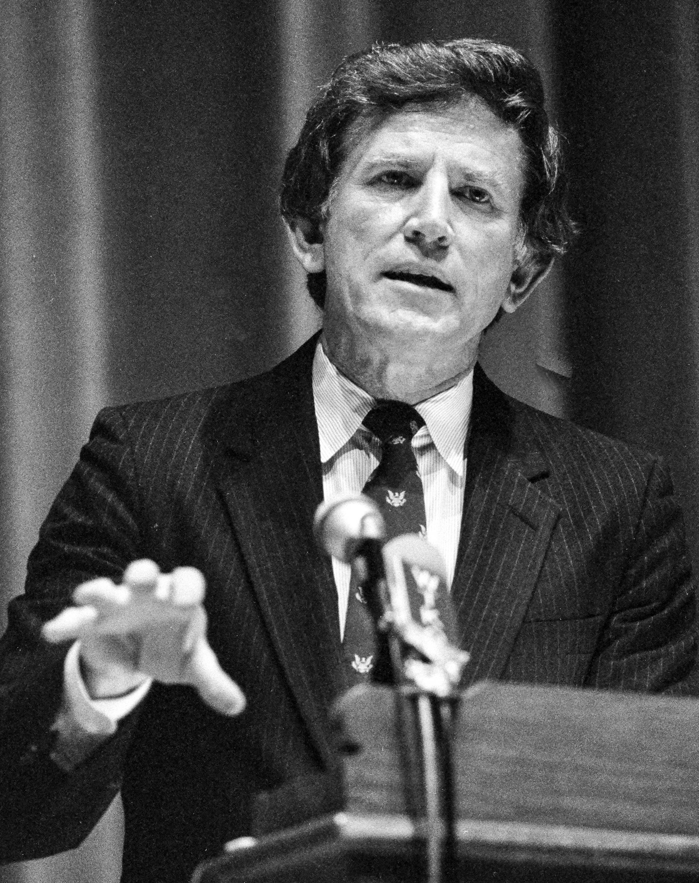 879fcfd1d193b77ad04b_4647e047644d581ed0cb_Gary_Hart_Senator_in_1987.jpg