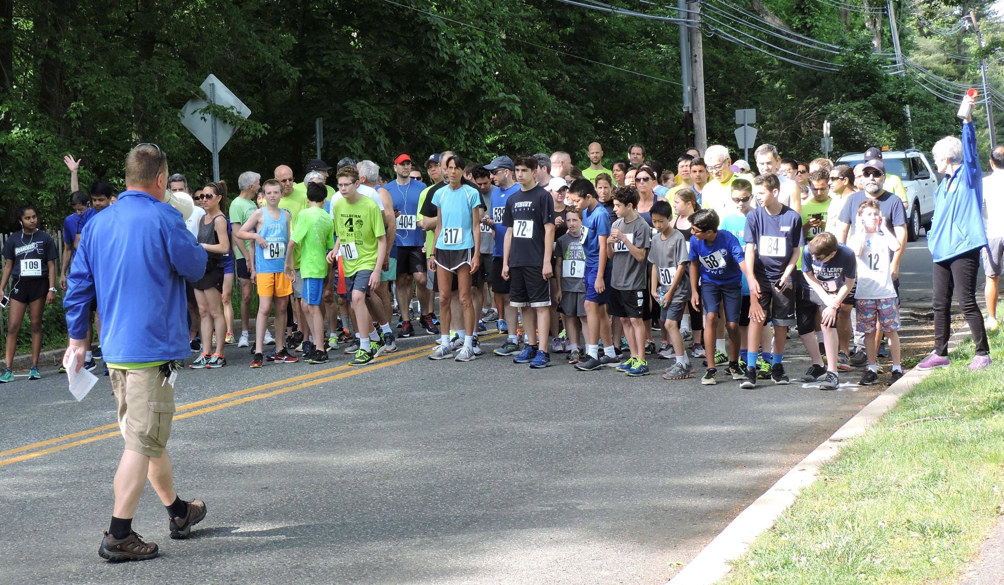 87d2af251c2b115cd6dc_7fa53341cfe0038721b3_2017_4_Miler_Race_Starting_Line.jpg