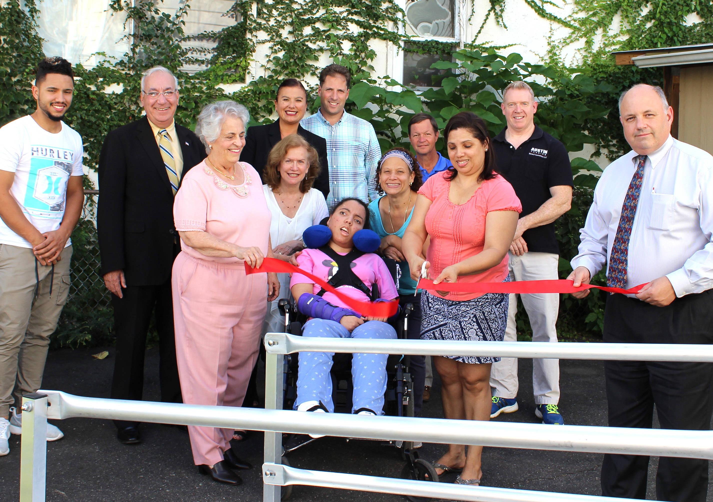 8b764495fe7366bc230b_Gomez_ribbon_cutting.jpg