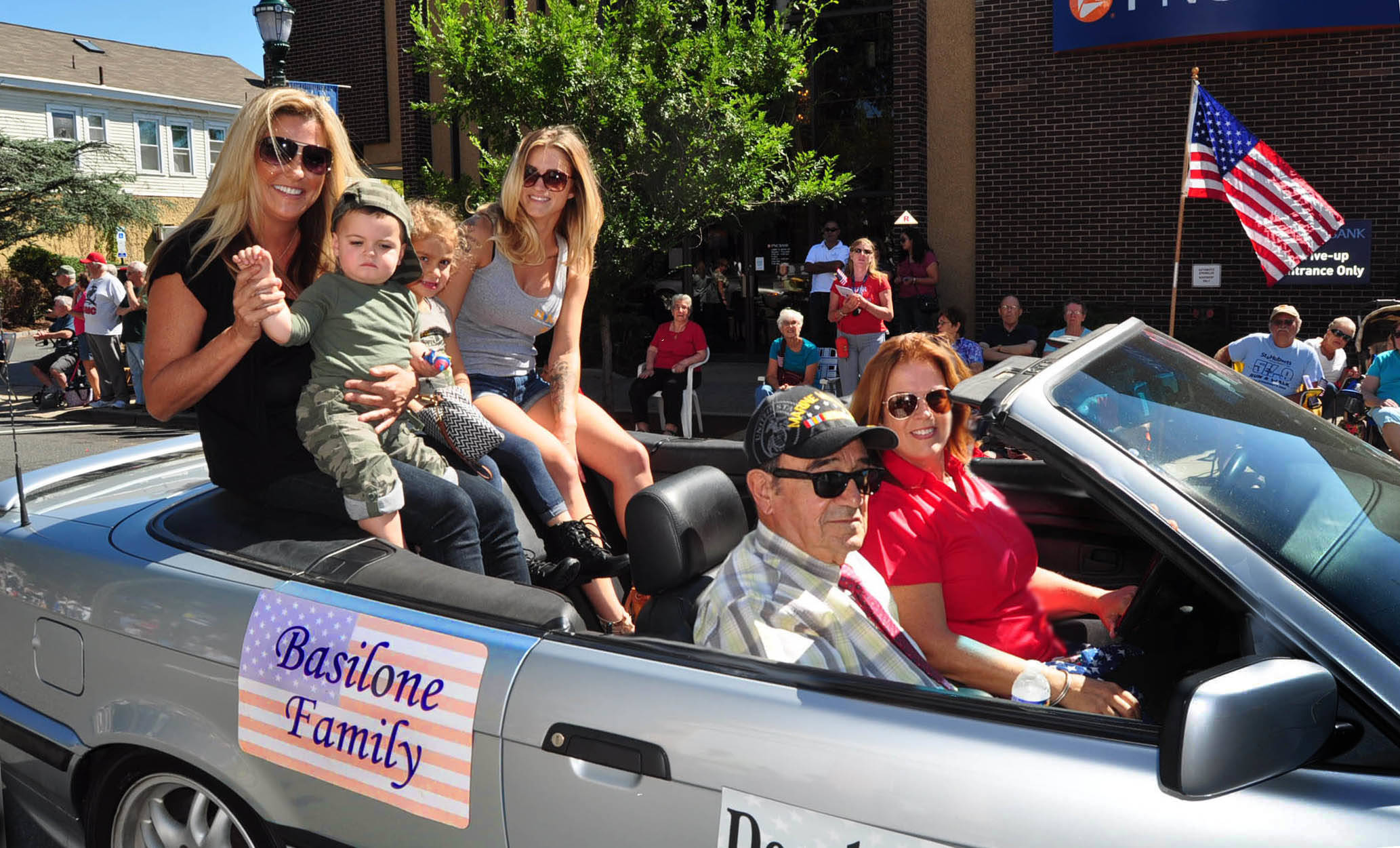 8ed2e237a18bba0befd4_John_Basilone_Parade_2015_062_A.jpg