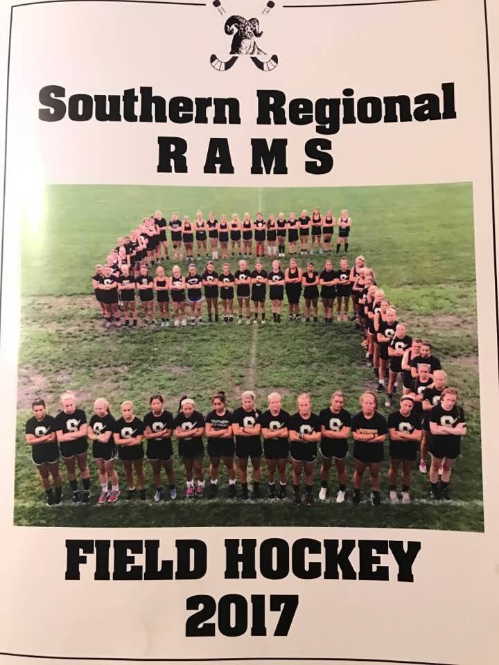 97eaf43c289c5d32b479_2017_field_hockey_team_shot.jpg