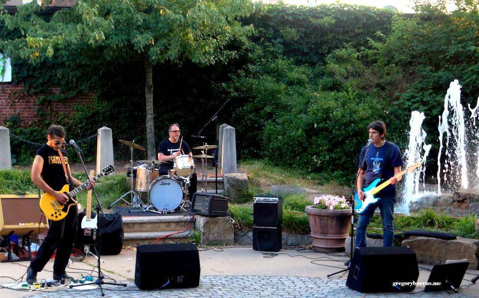 9ad6a543f715a219af8b_live_music_2.jpg