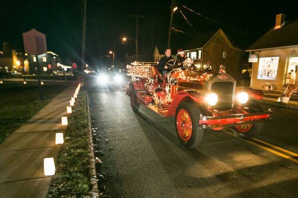 9b1e5e401dd75a41bd5c_THURSDAY_NIGHT_HOLIDAY_LIGHTS_17.jpg