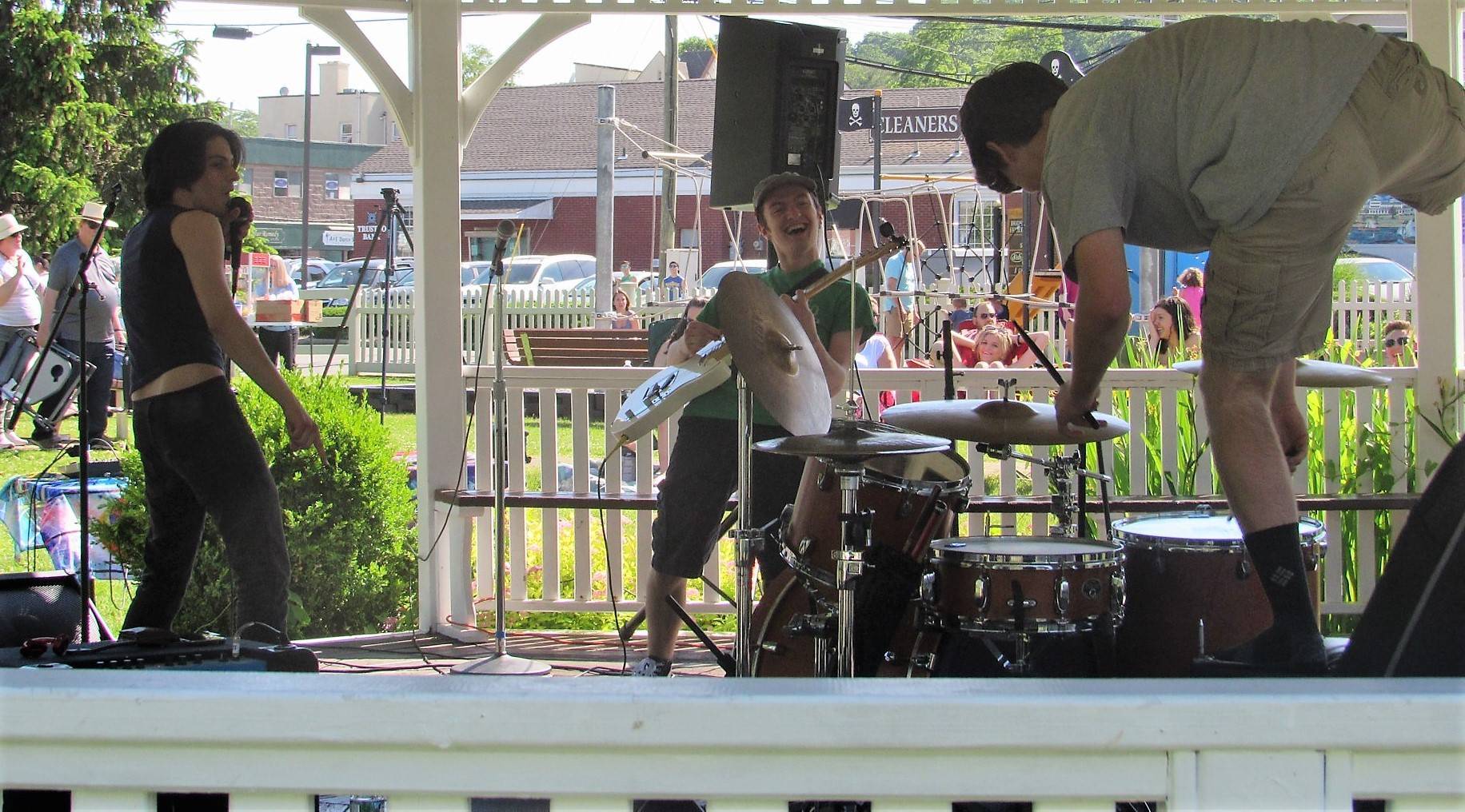 a305c883813c04193554_RGK_playing.jpg