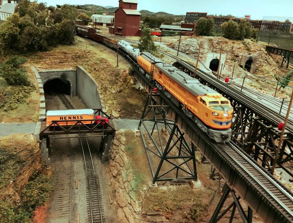 a3644ec96bcd68f06ad7_trains_at_Model_RR_Center.jpg