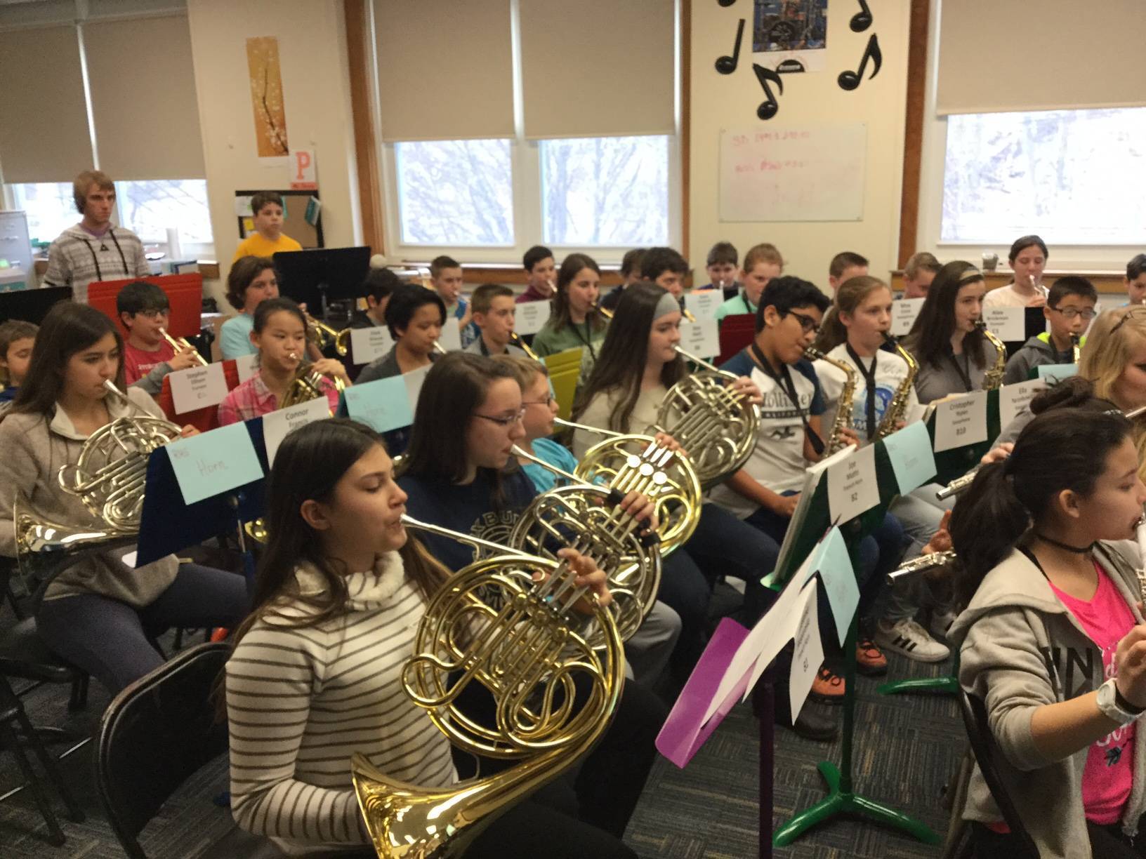 a55ce10b3073c5cf58c8_3d7857051edbbaf3f514_6th_Grade_Combined_Rehearsal_with_RHS_1.jpg