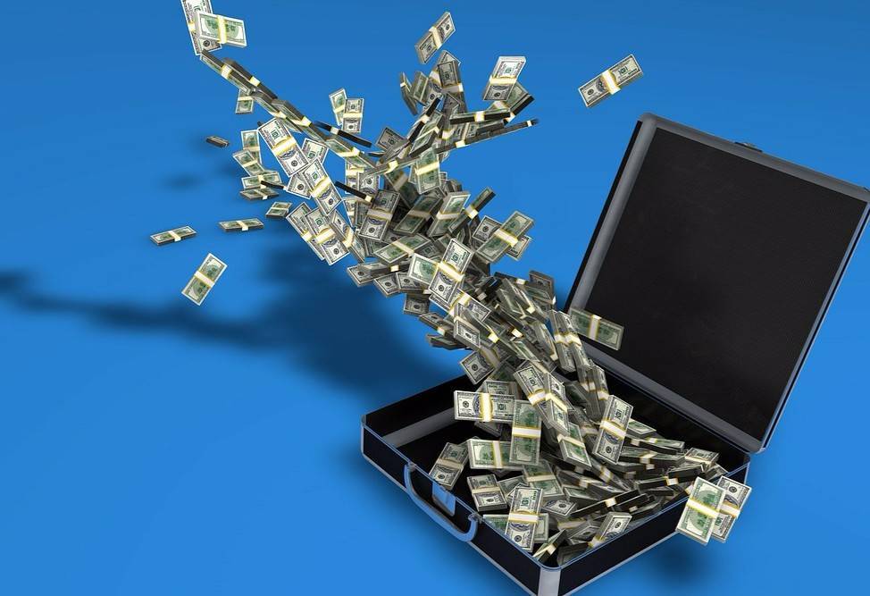 a72ae359fefb37206456_money_exploding_from_briefcase-163495_1280.jpg