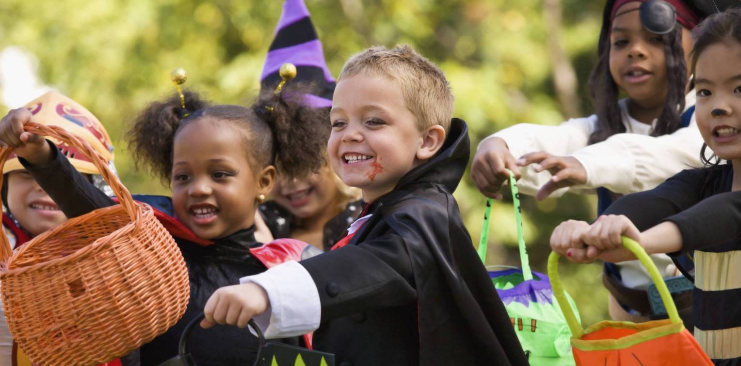 ab86714d106a08b3f215_4b0337c529accffd50cc_trick_or_treaters.jpg