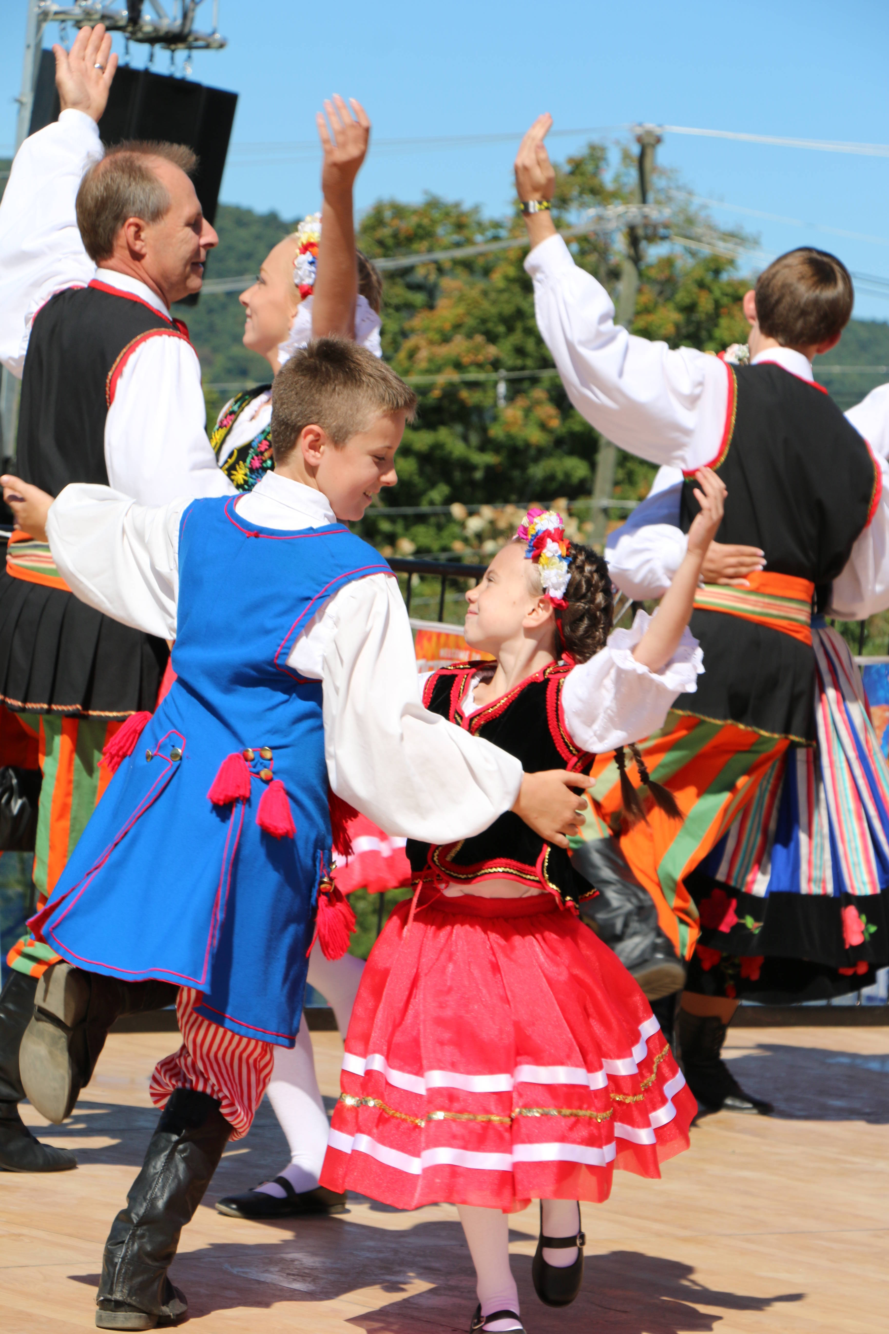 ac2bd3124c6f64ab0728_PolishDancers.jpg