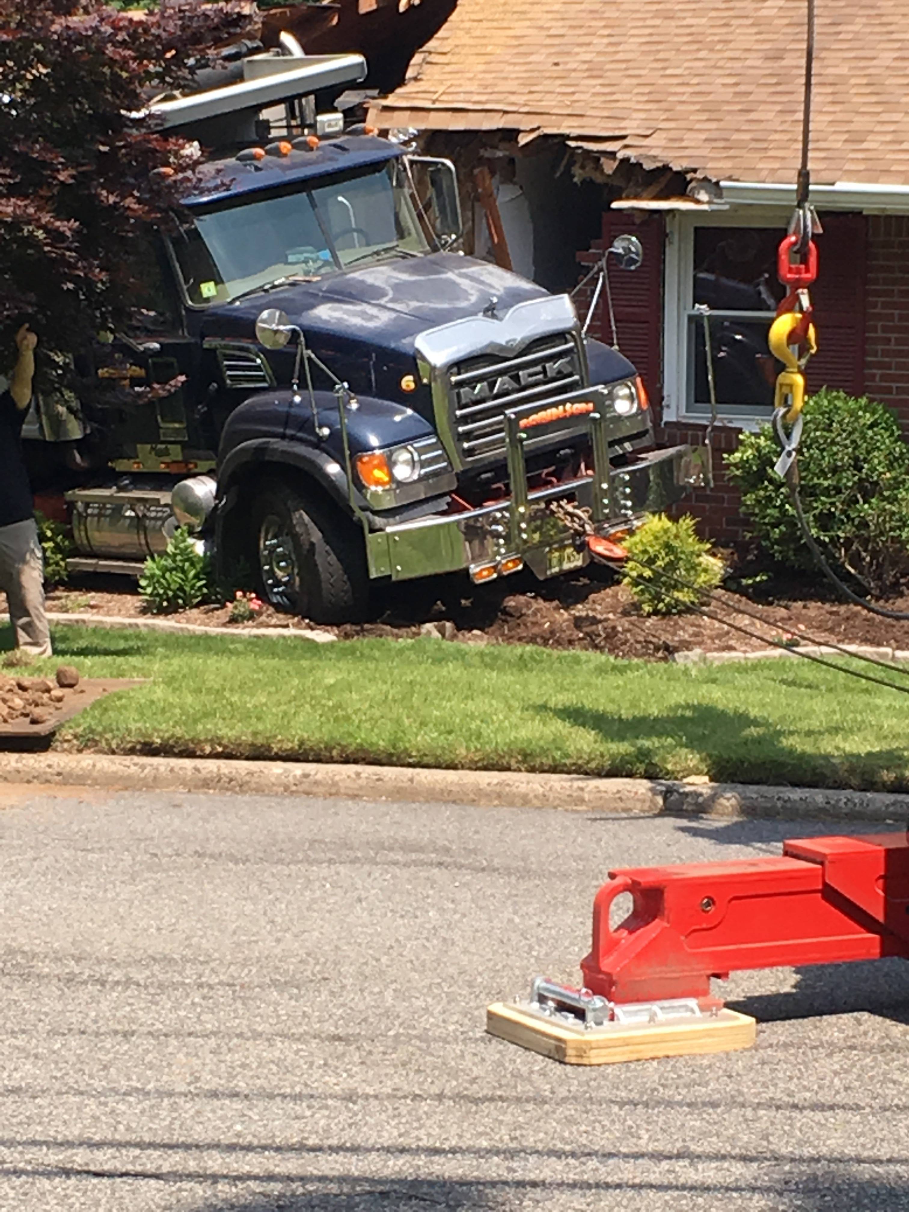 b0daeffd909ab4973595_Dump_Truck_Crash_2.jpg
