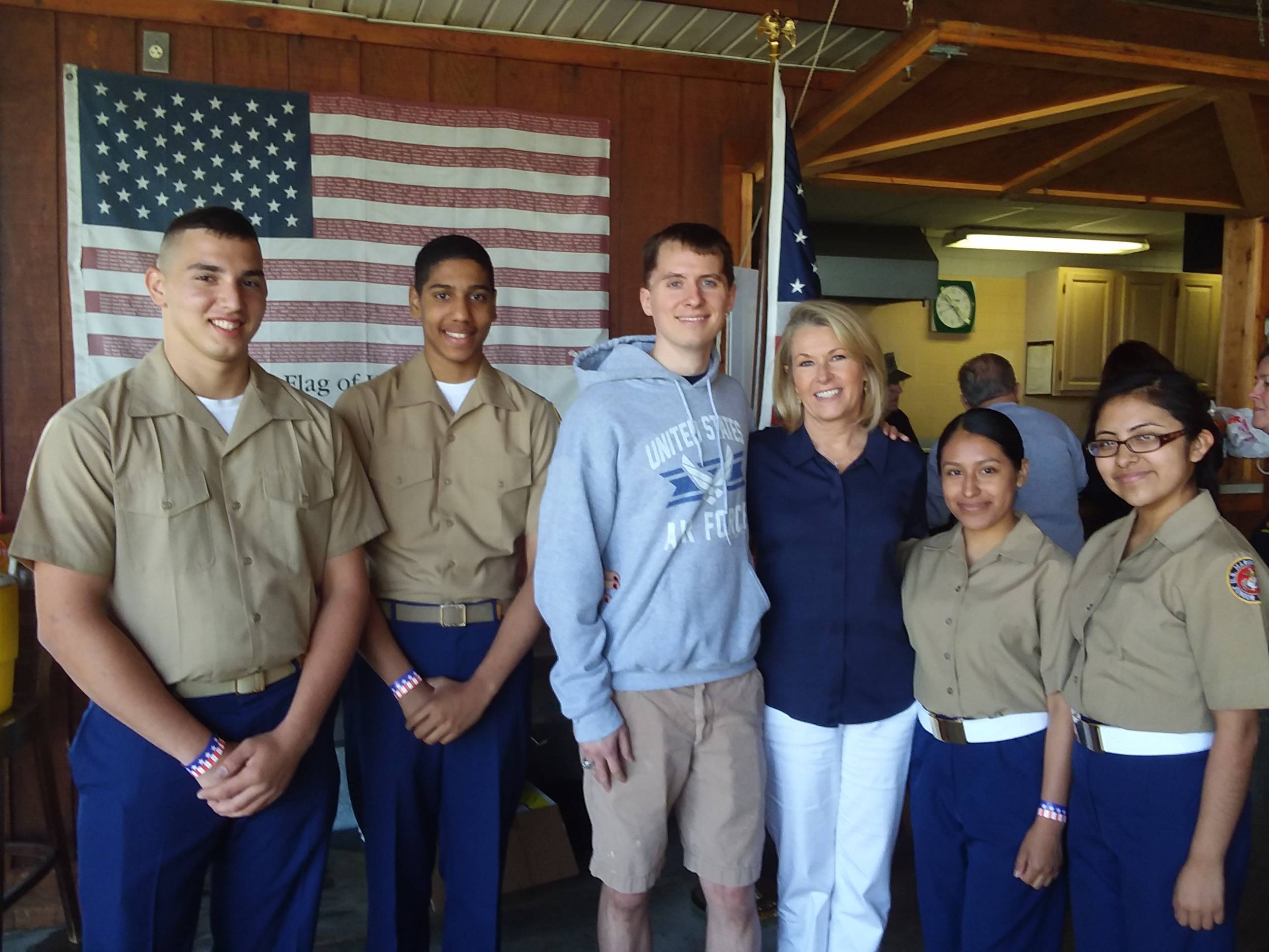 b31c05fd94231f4349b8_468ef22df282288e2573_Diane_Willams_and_RHS_JROTC_colorguard.jpg