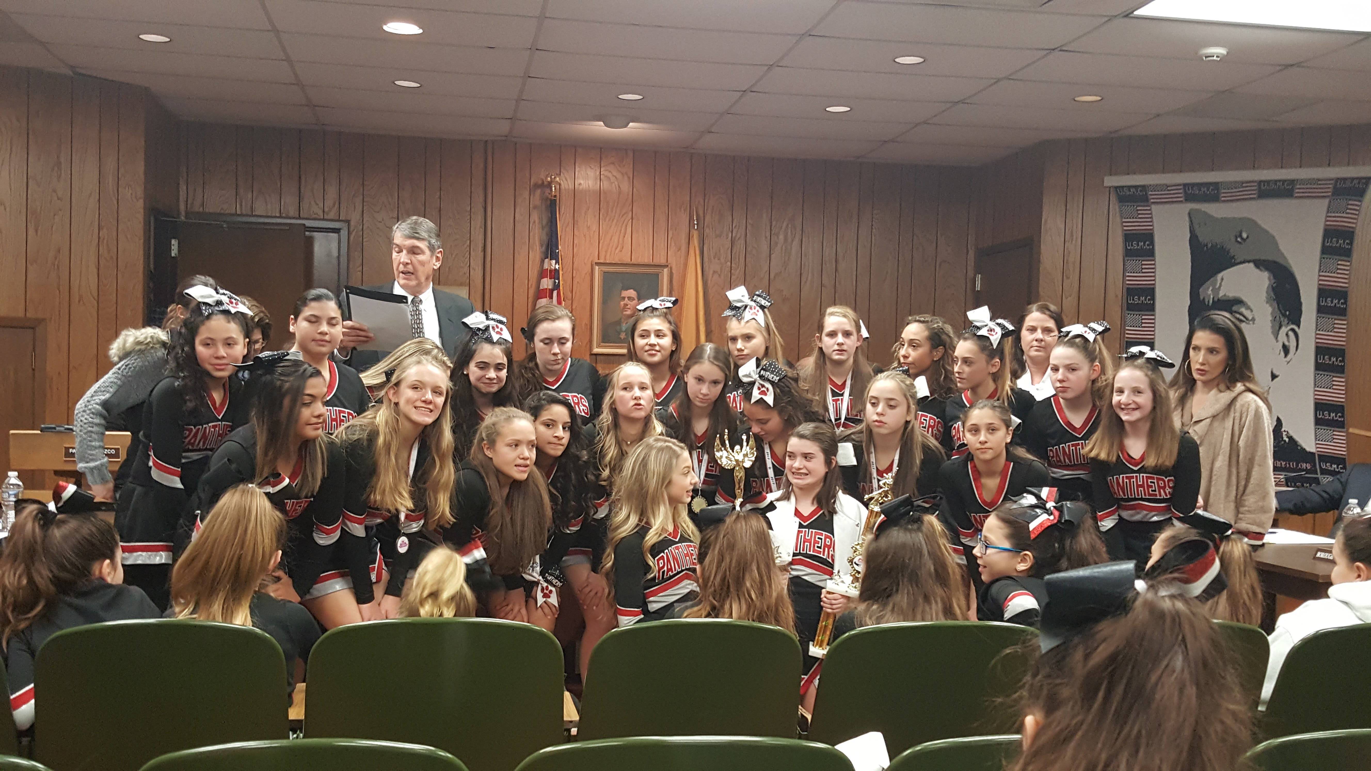 b40ddaaa8ab054049d48_Varsity_Cheerleaders.jpg