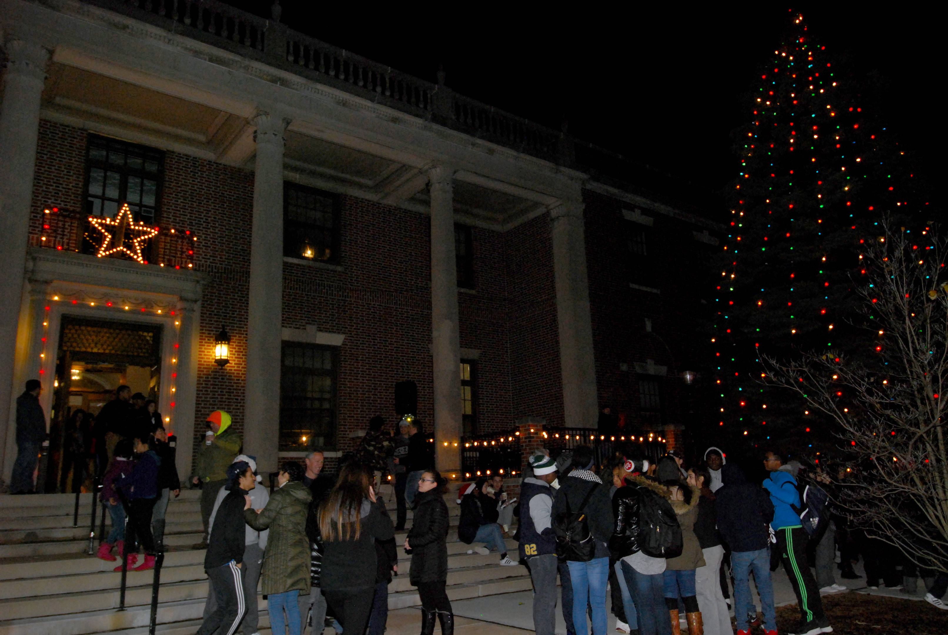 b4f49a6c53b04ba6949e_Christmas_Tree_Bloomfield_2016.jpg