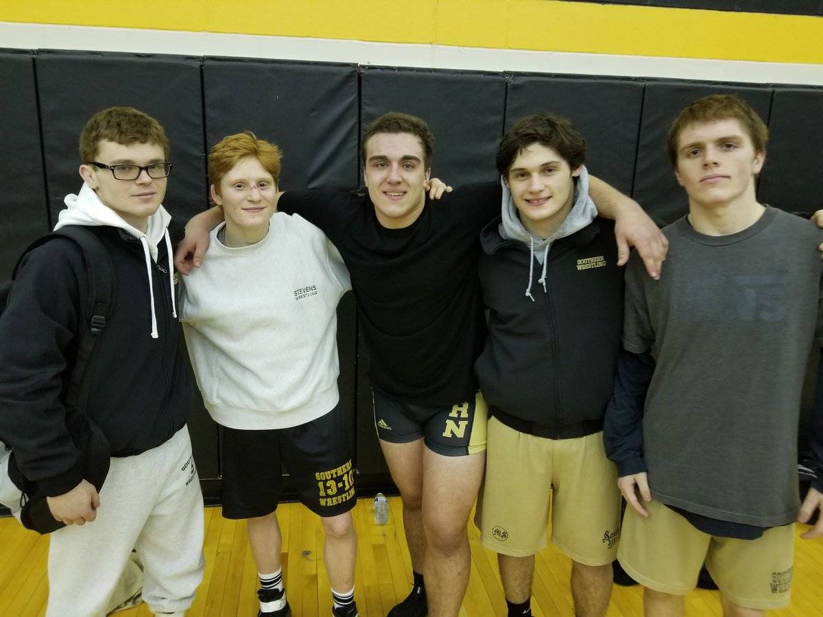 ba7ebedd5ae9e5f32fa5_2018_senior_wrestlers.jpg