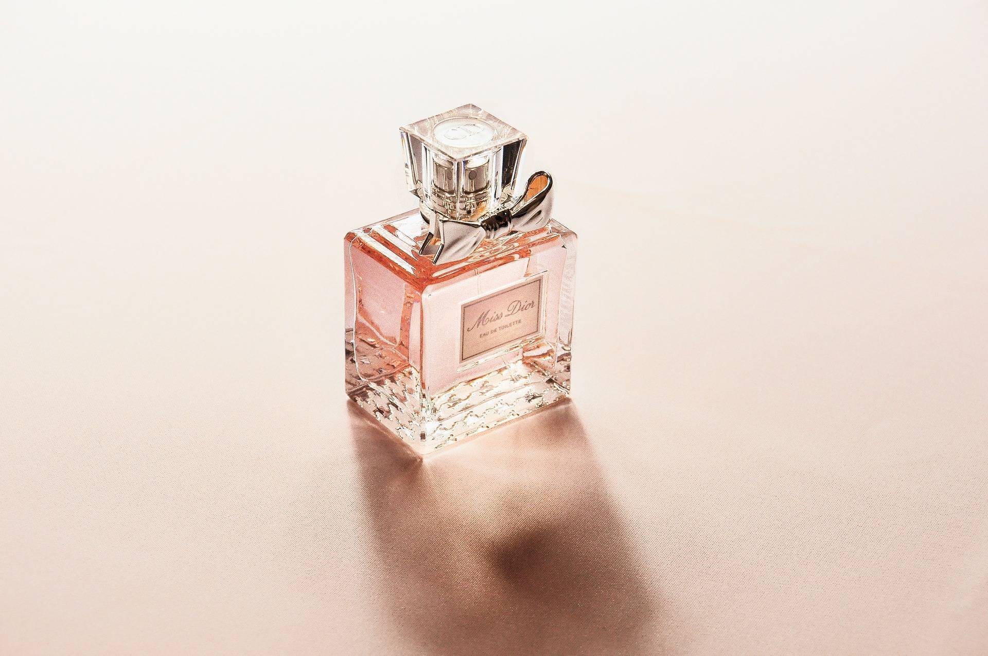 bbb142d5a4ec0cae9f6b_e875bc2e5ddb7d933cb7_perfume-2574073_1920.jpg