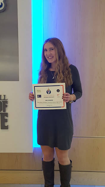 bdb01a22b82c41f47ac5_Marinna_with_Award.jpg