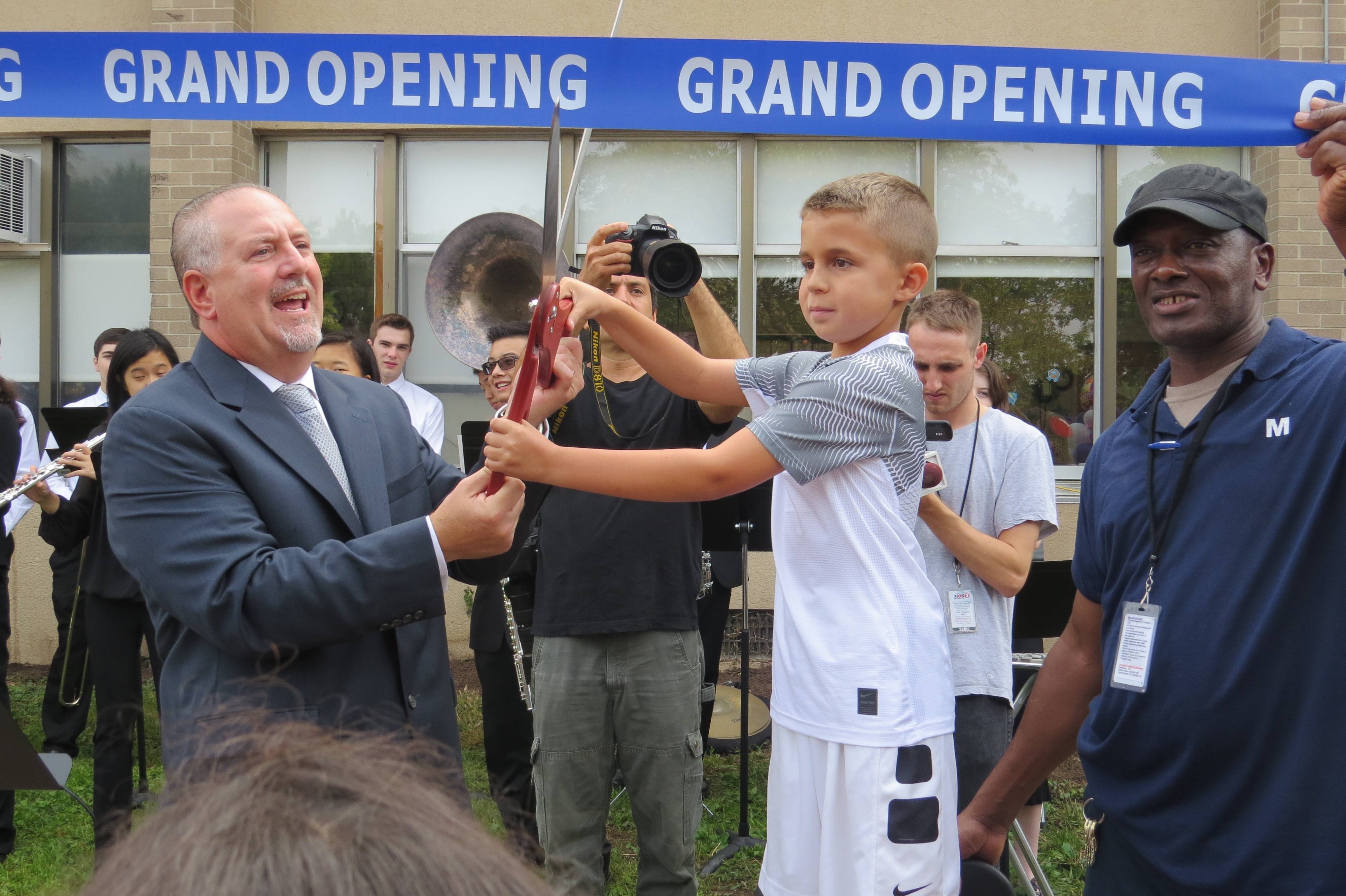 c8d73fe49daf23902b8f_349ae578ee2e3b7ff55d_WS_-_Ribbon_Cutting_-_2.jpg