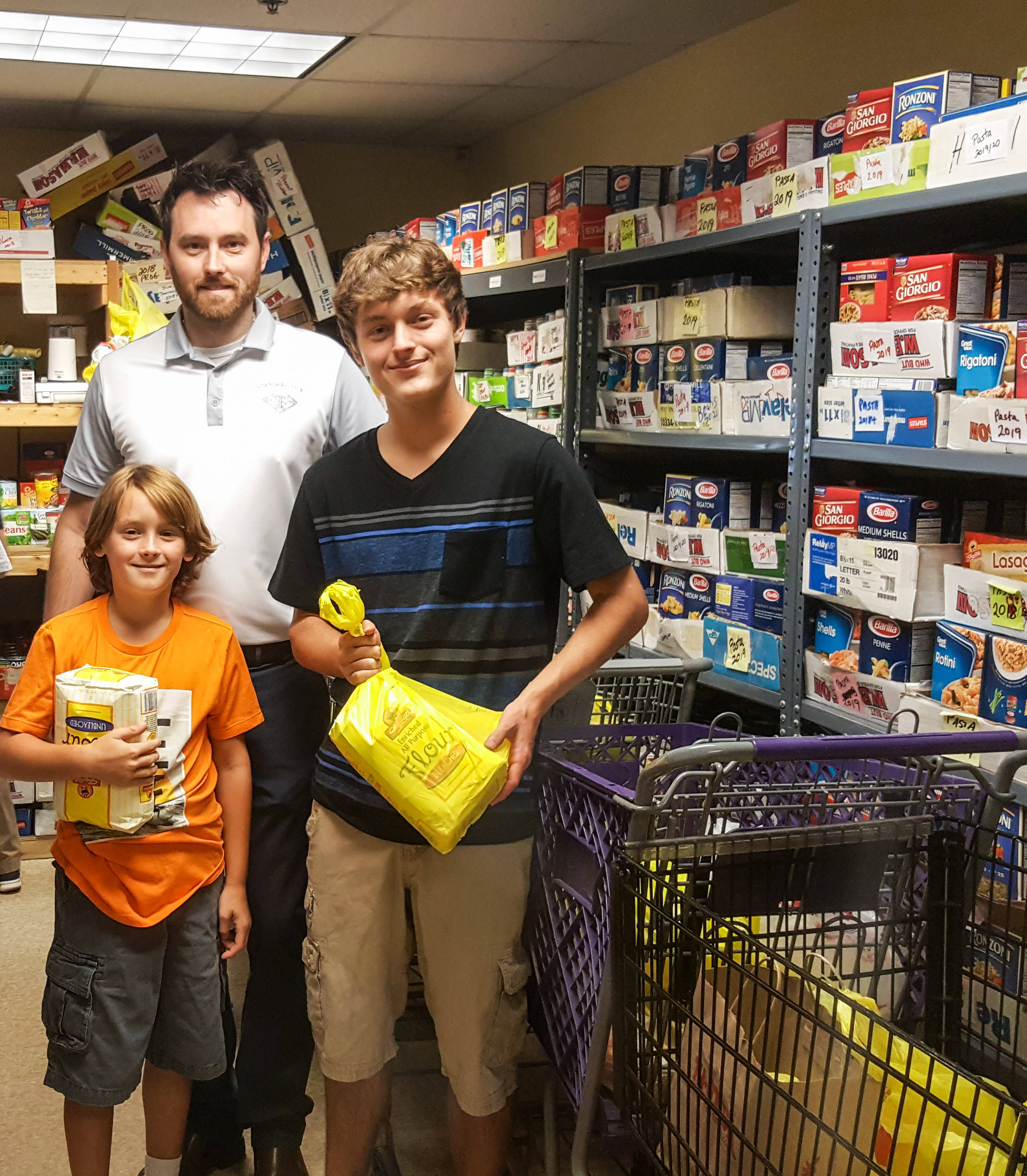 cbd9a72be0a4a27b6792_40bd188392957ef1d780_Roxbury_food_bank.jpg