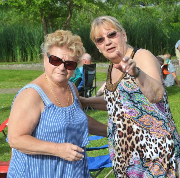 0df1132e2929d3bc9898_women_dancing.jpg