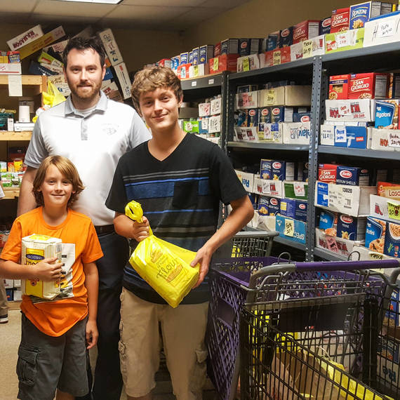 Standard Tile Manager Helps Roxbury Food Pantry Teaches Sons Cbd9a72be0a4a27b6792 40bd188392957ef1d780 Roxbury Food Bank Jpg Standard Tile Of