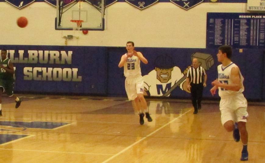 d0408a1fe590d80685d0_Zach_Ravitz_passes_ahead_on_break.jpg