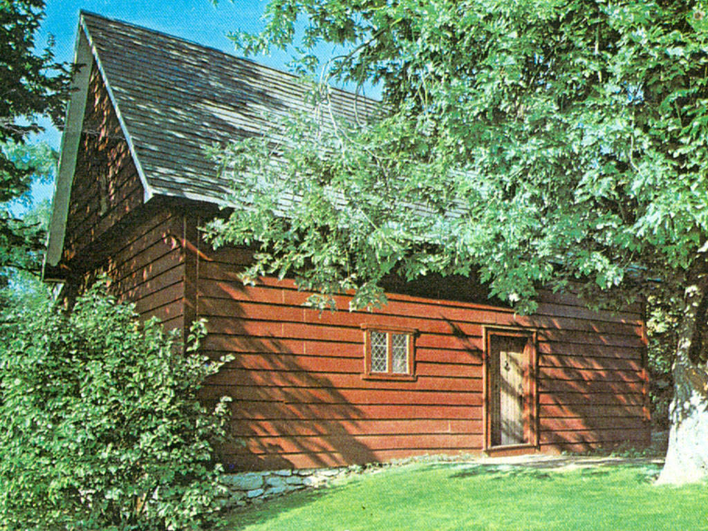 d4312b30711fe64e2252_Robinson_House_80s.jpg