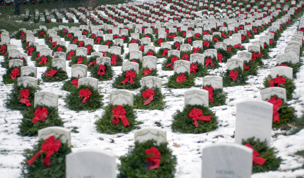 d6836f026190f193e2f8_sompixwreathsacrossamericamanville1.jpg