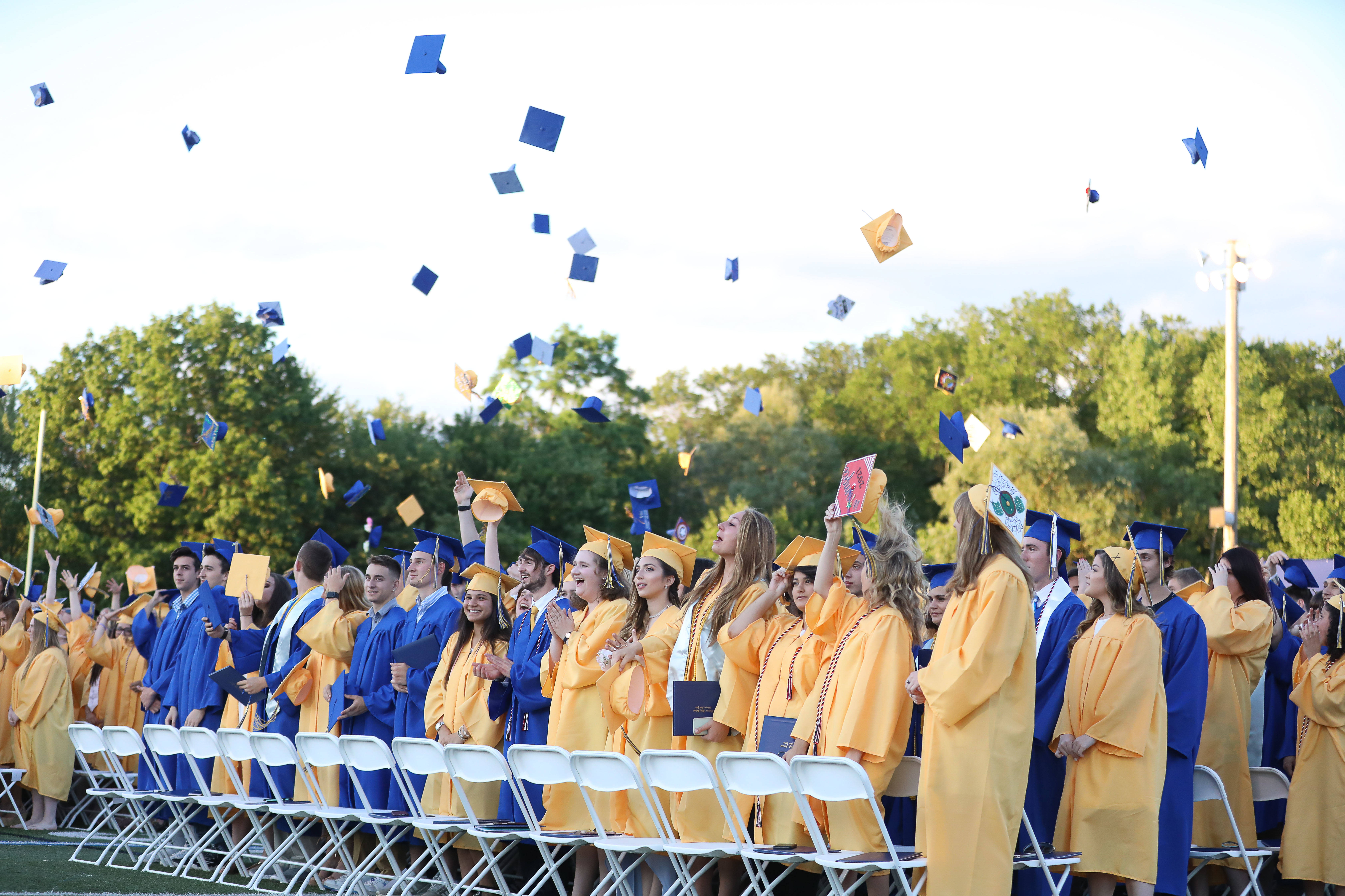 d738ce99285bfb640821_MHSgrads-cptns-170621-009.jpg