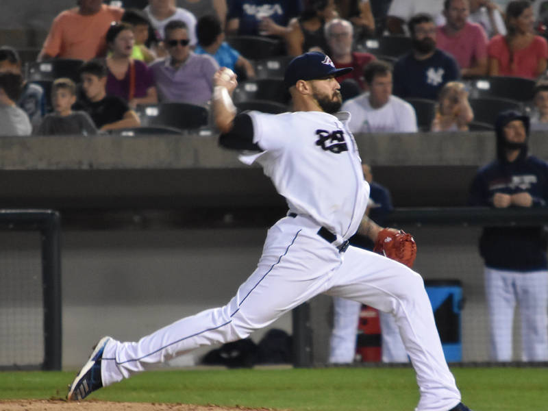 dc09e0d4426bab25faee_sompixpatswilloliverpitching.jpg