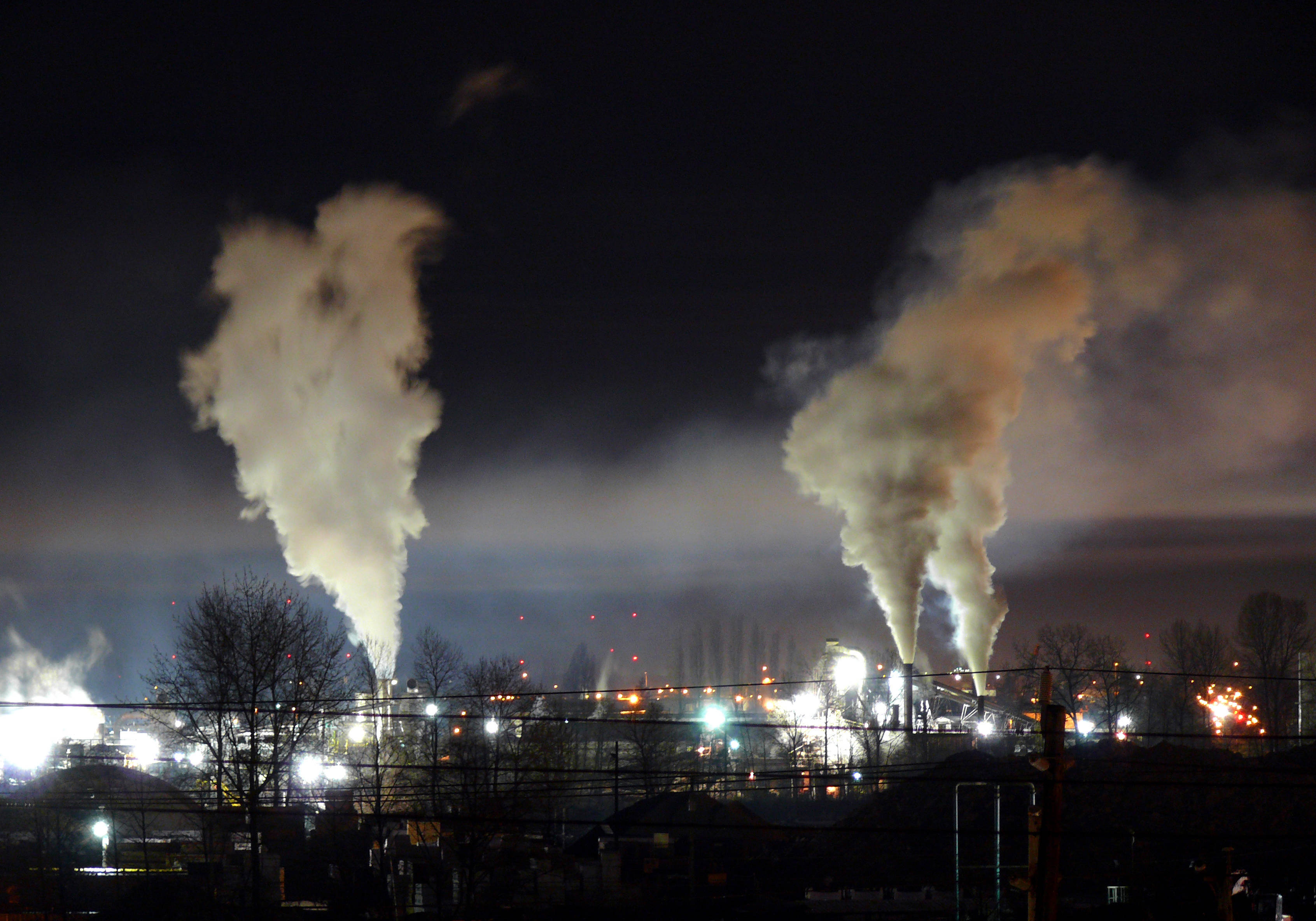 ddf196fb595fd36e5b7b_Heavy_night_industrial_light_pollution.jpg