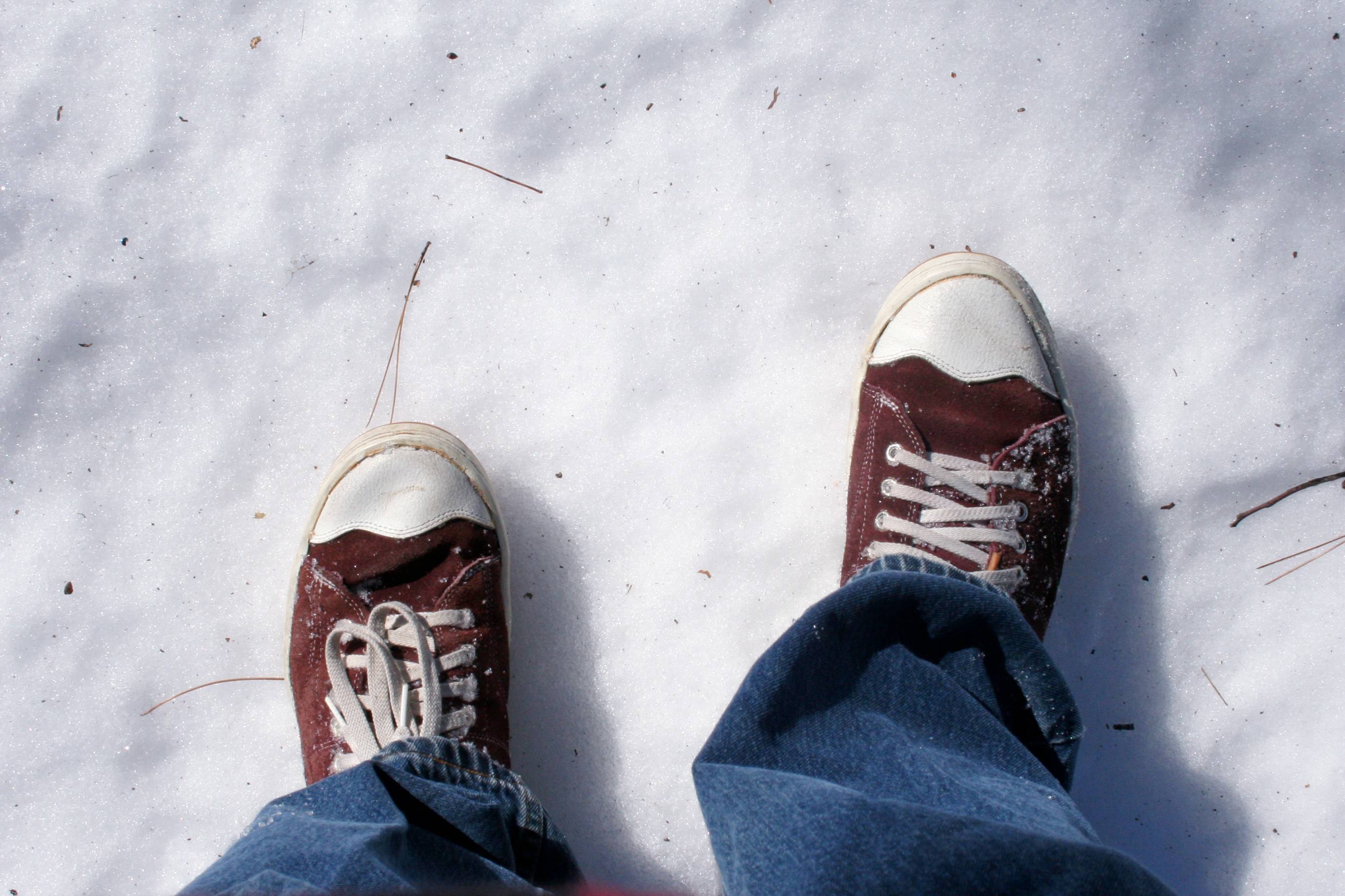 e25e1ac06b5b1ff68002_2redsneakers.jpg