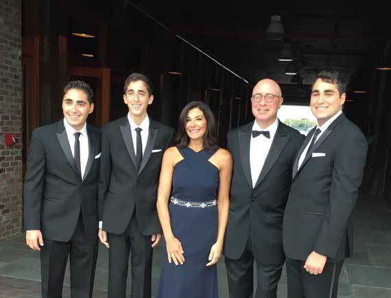 e34ea73a86e8d28fcf5c_f056719f1a3aaaecab11_WO-berns-family-W.jpg