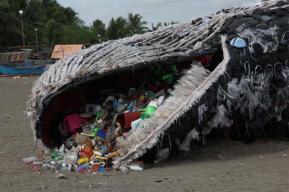 edf55924e7fa1ce7c06e_Naic_Cavite_Art_installation_beached_whale_plastics_Greenpeace_Southeast_Asia_05112017.jpg