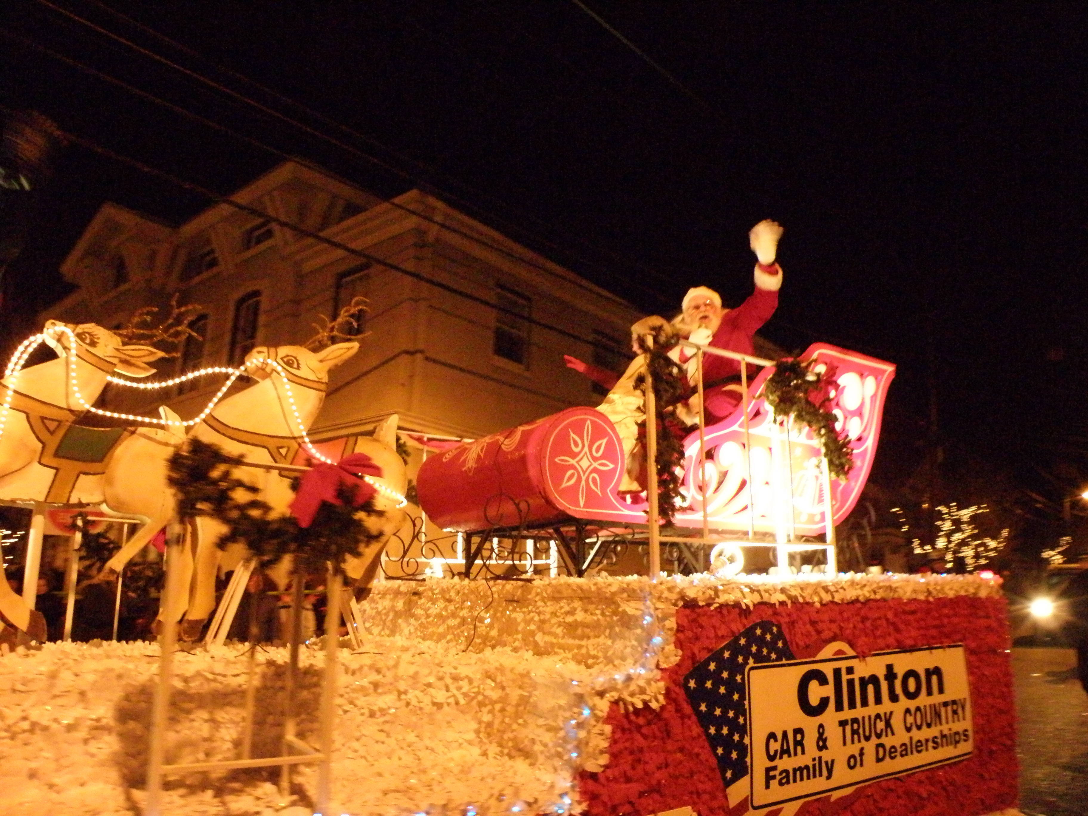f1c8dc502333fa70ad47_parade_santa_1.jpg