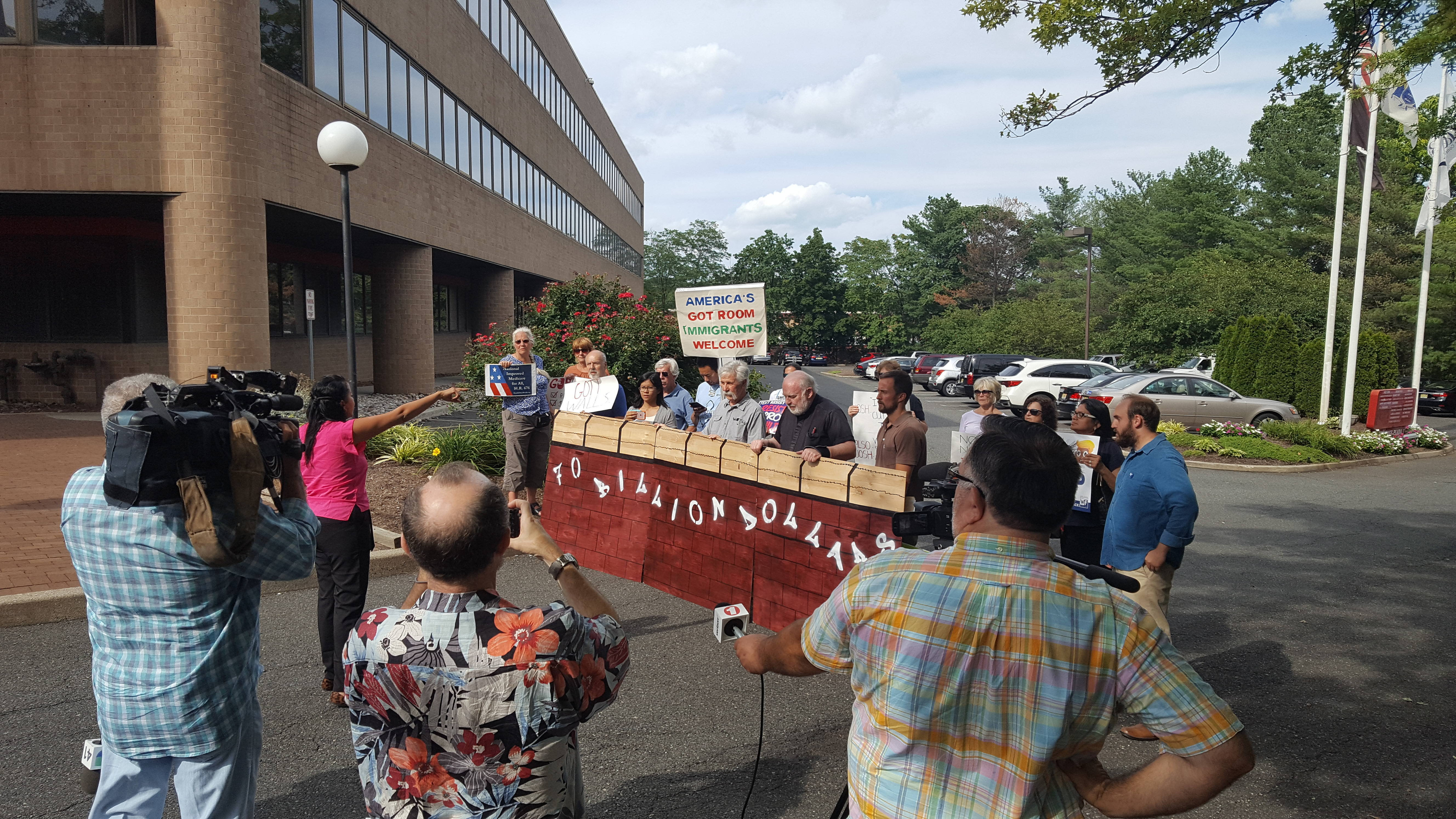 f27b05b3edf467e0f9ea_Gottheimer_protest_press.jpg