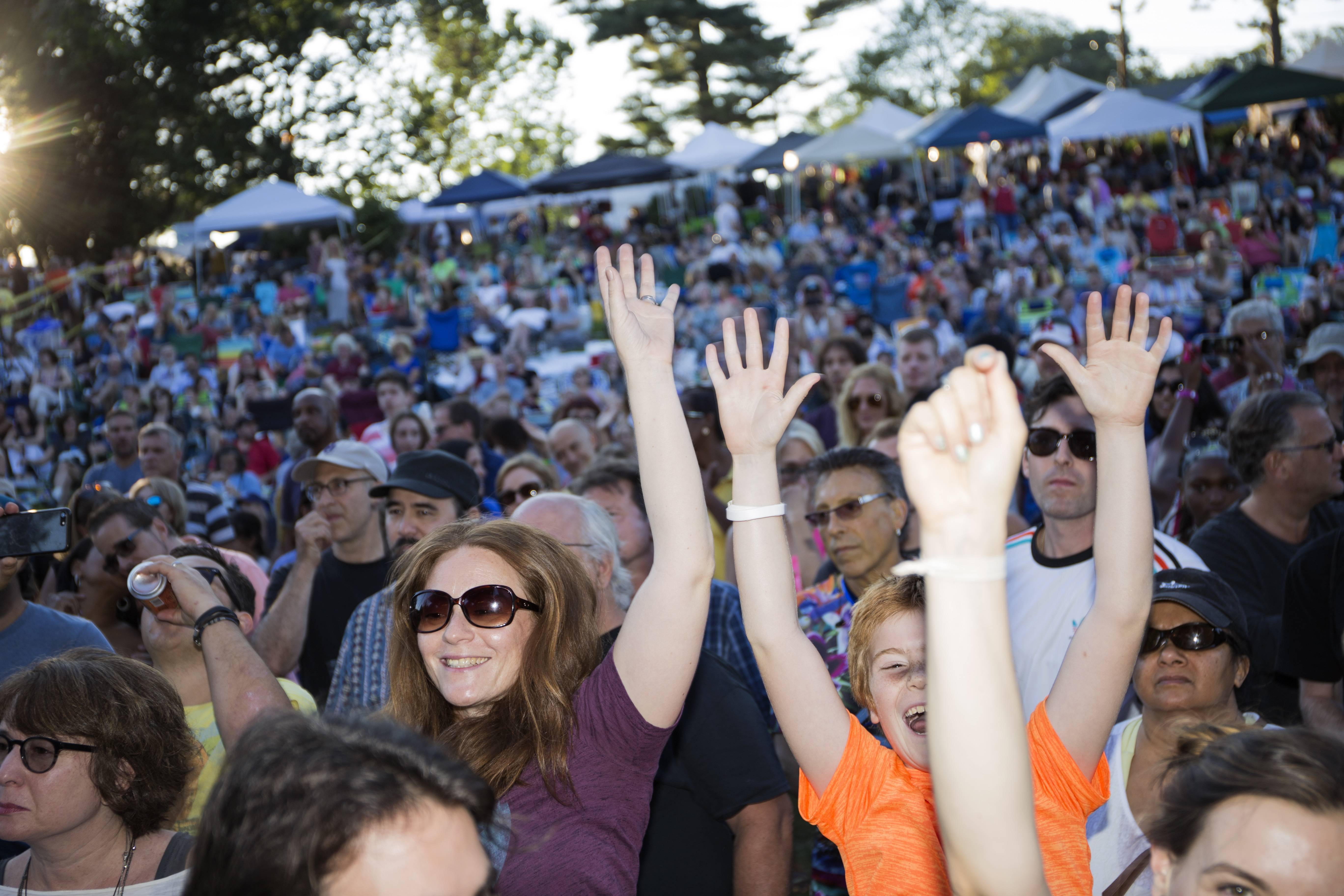 f692ddc8c680729ff410_crowd.jpg
