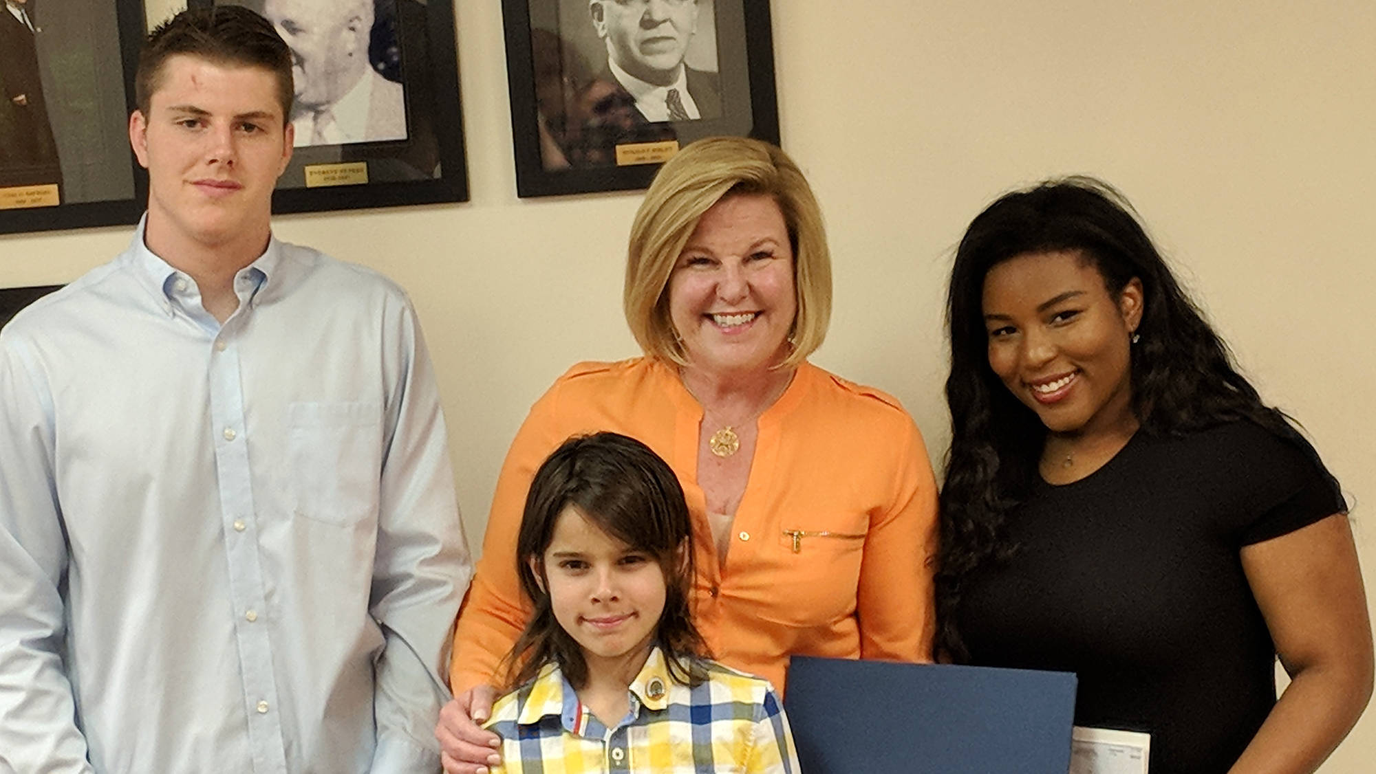 fd3e4090fb0c1d1dce60_Young_folks_with_Mayor.jpg