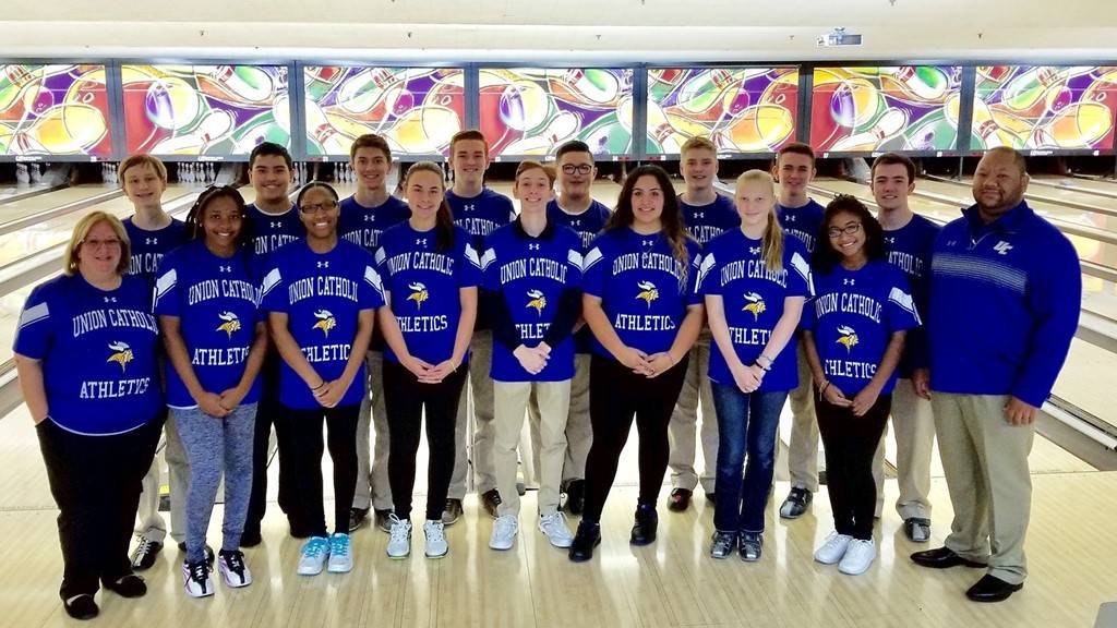 fe917a33249d34cec717_bowling_2017_18_team_pic.jpg