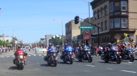 bad857ea5f17cd0575e4_WEB_paarade_with_police.jpg