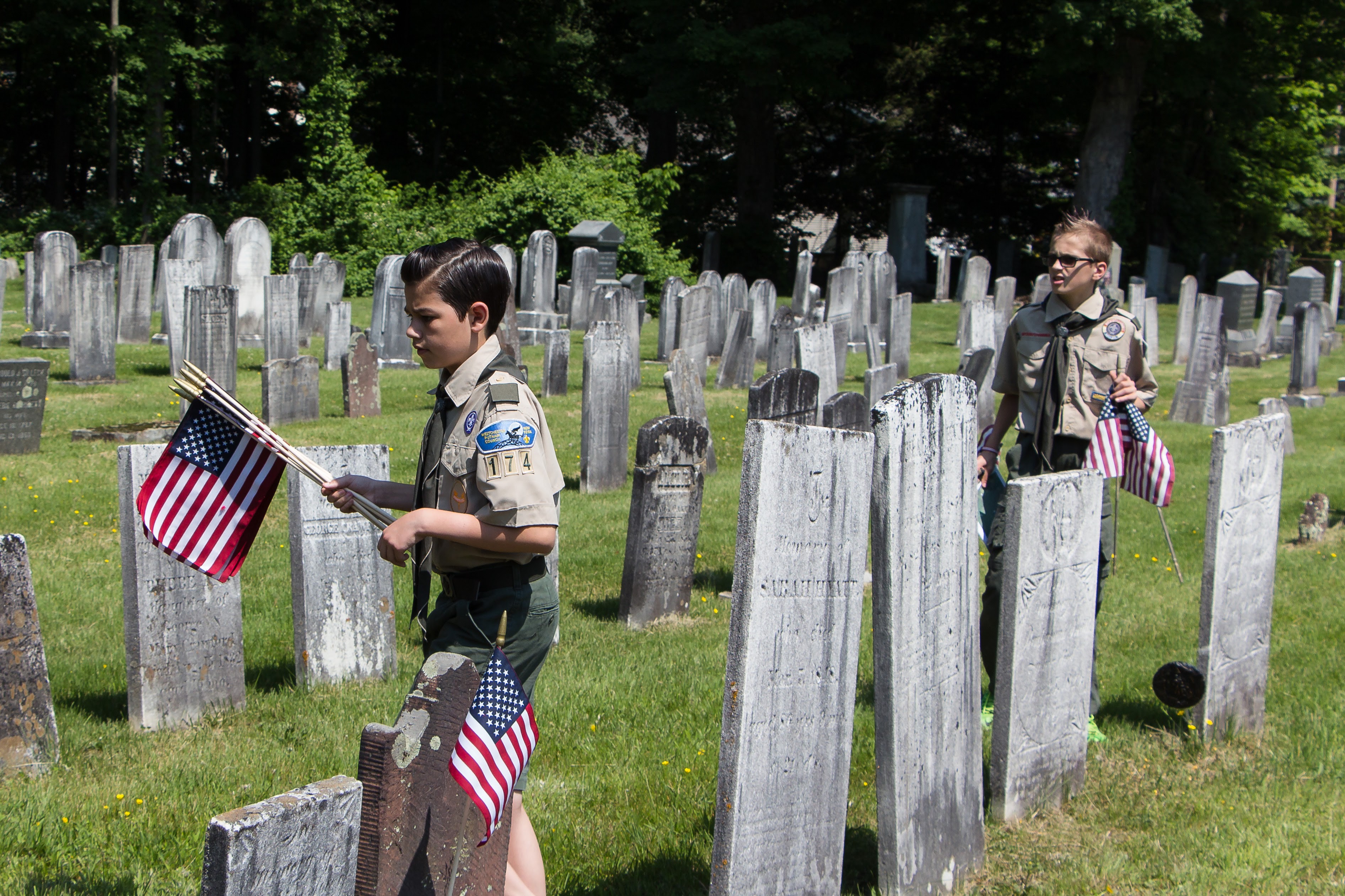 3139fcac581089e158ac_dfc325416c92cfecd01c_20160528_Boy_Scouts_Memorial_Day_Flag_Settng_004.jpg