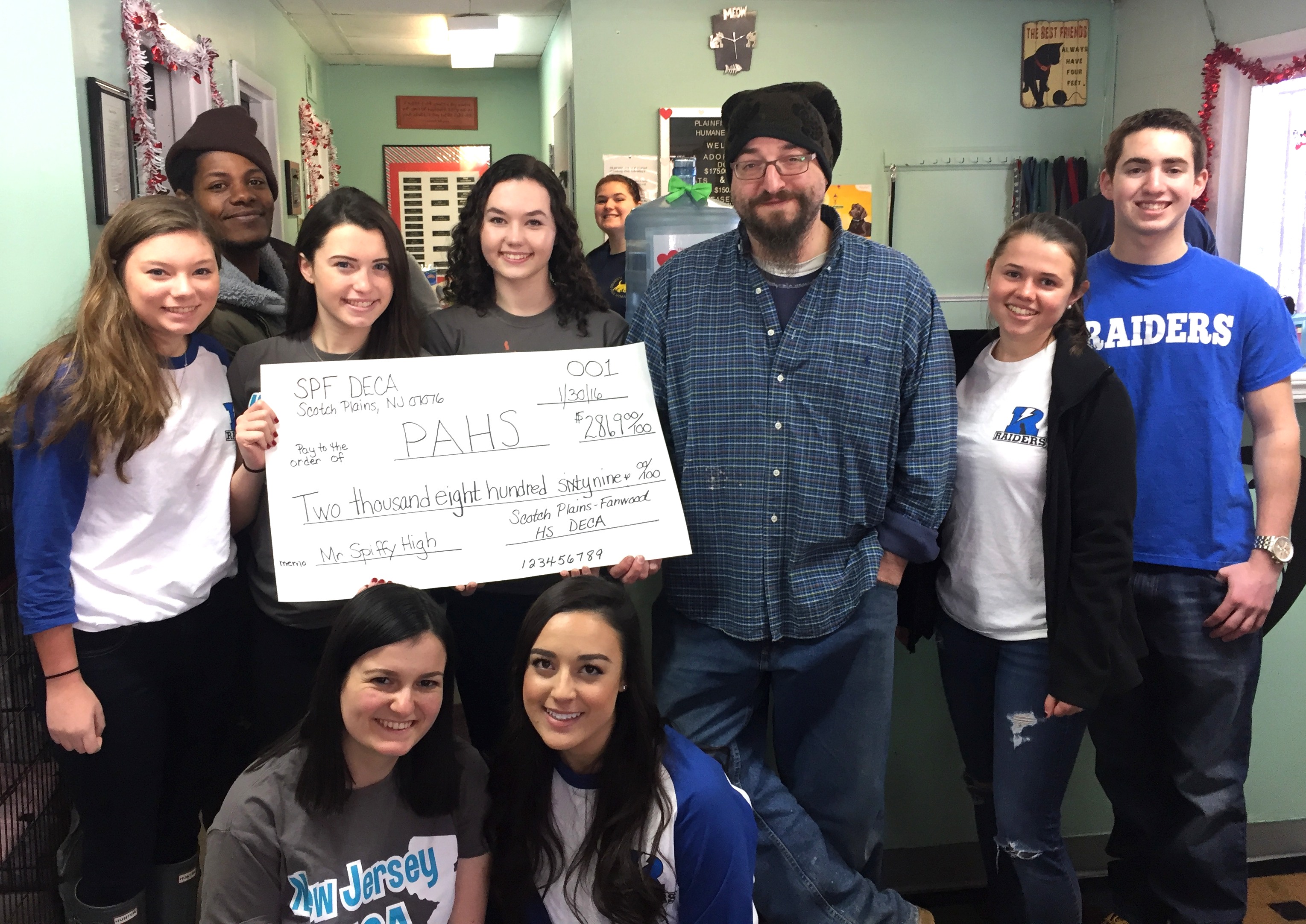 1990a90bf55b53e84fbd_DECA_students_with_big_check.jpg