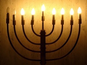 d9a458dbf765ed30f083_menorah_hanukkah_2-300x225.jpg