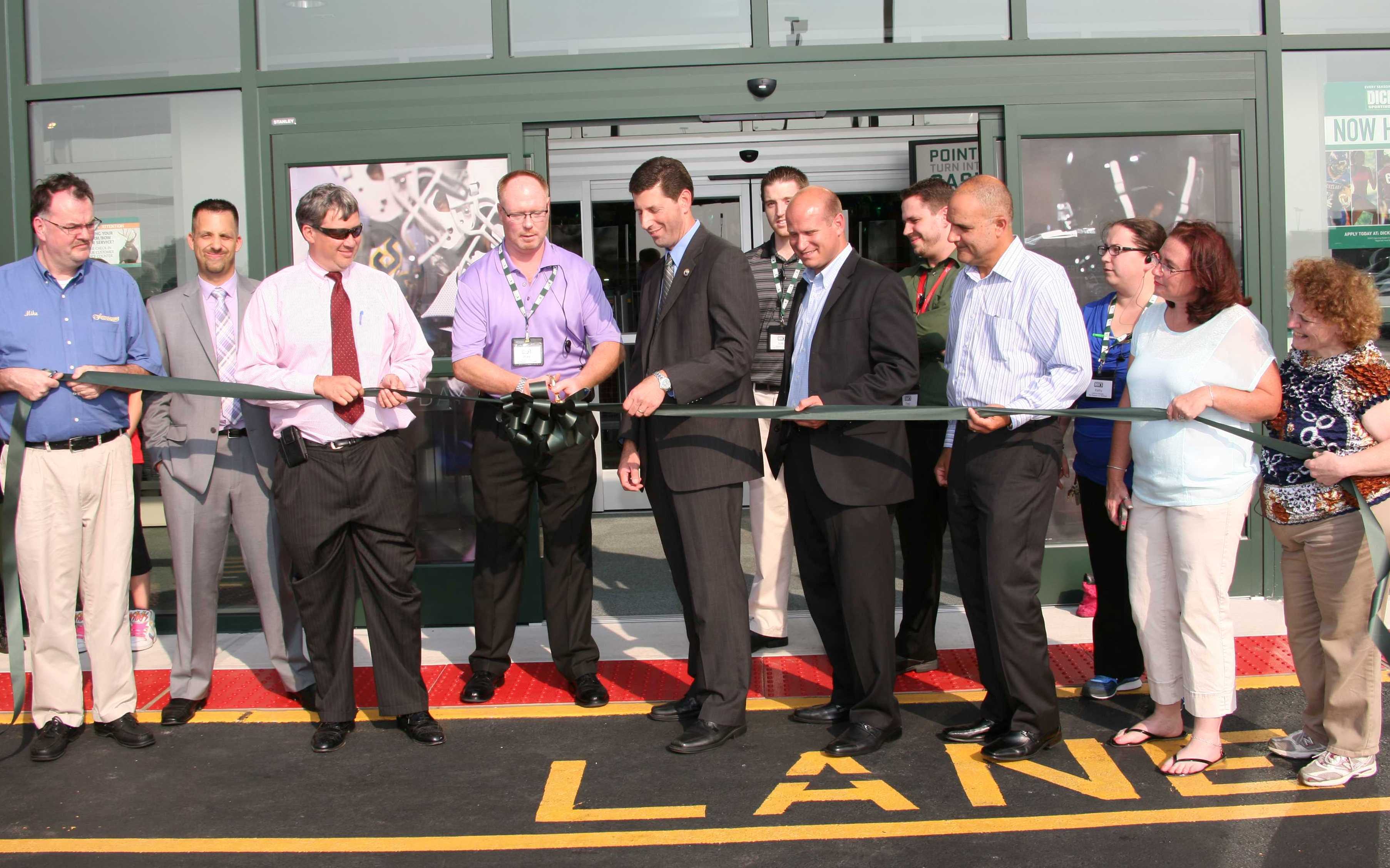 00c0a4dd929e97241ee5_Dicks_Sporting_Goods_Grand_Opening_-_09-10_2013_0023.jpg