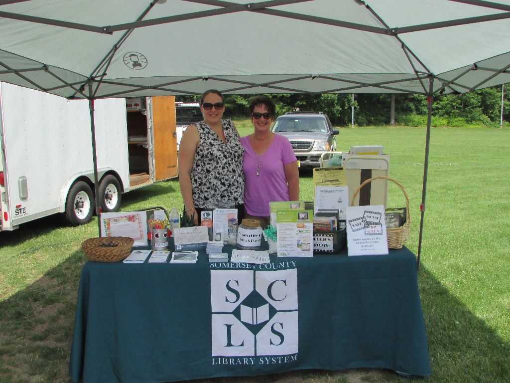 c69404faca1d71afa377_Lauren_and_Cathy_at_Farmers_Market_July_9_2015.jpg