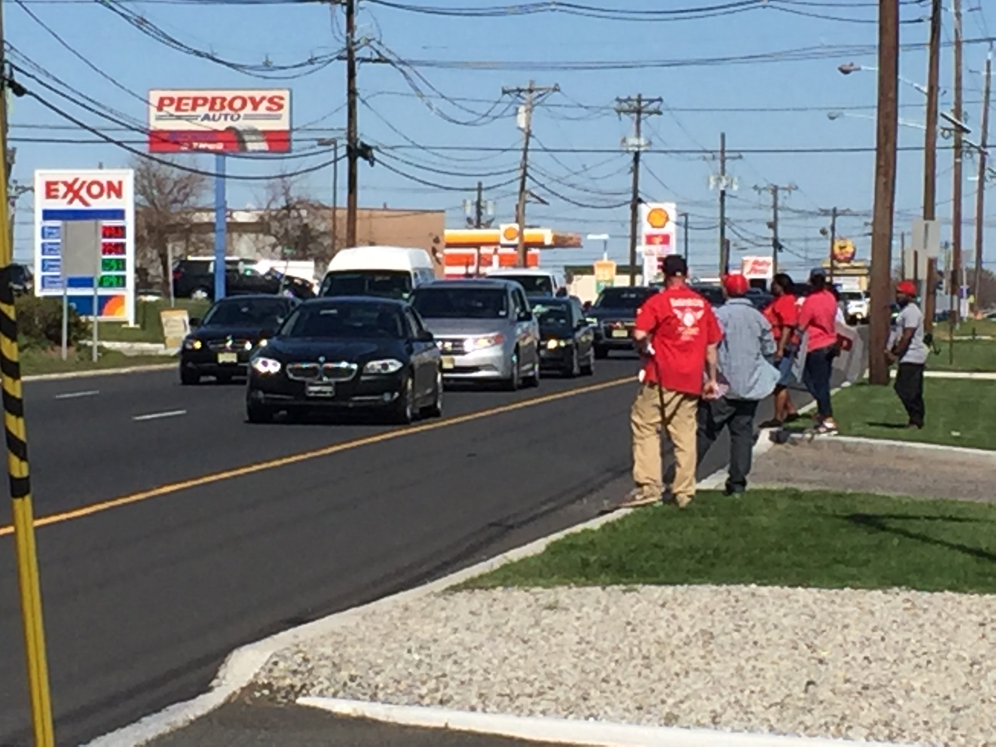 Workers Picket Verizon Store on Route 22 in Union TAPinto