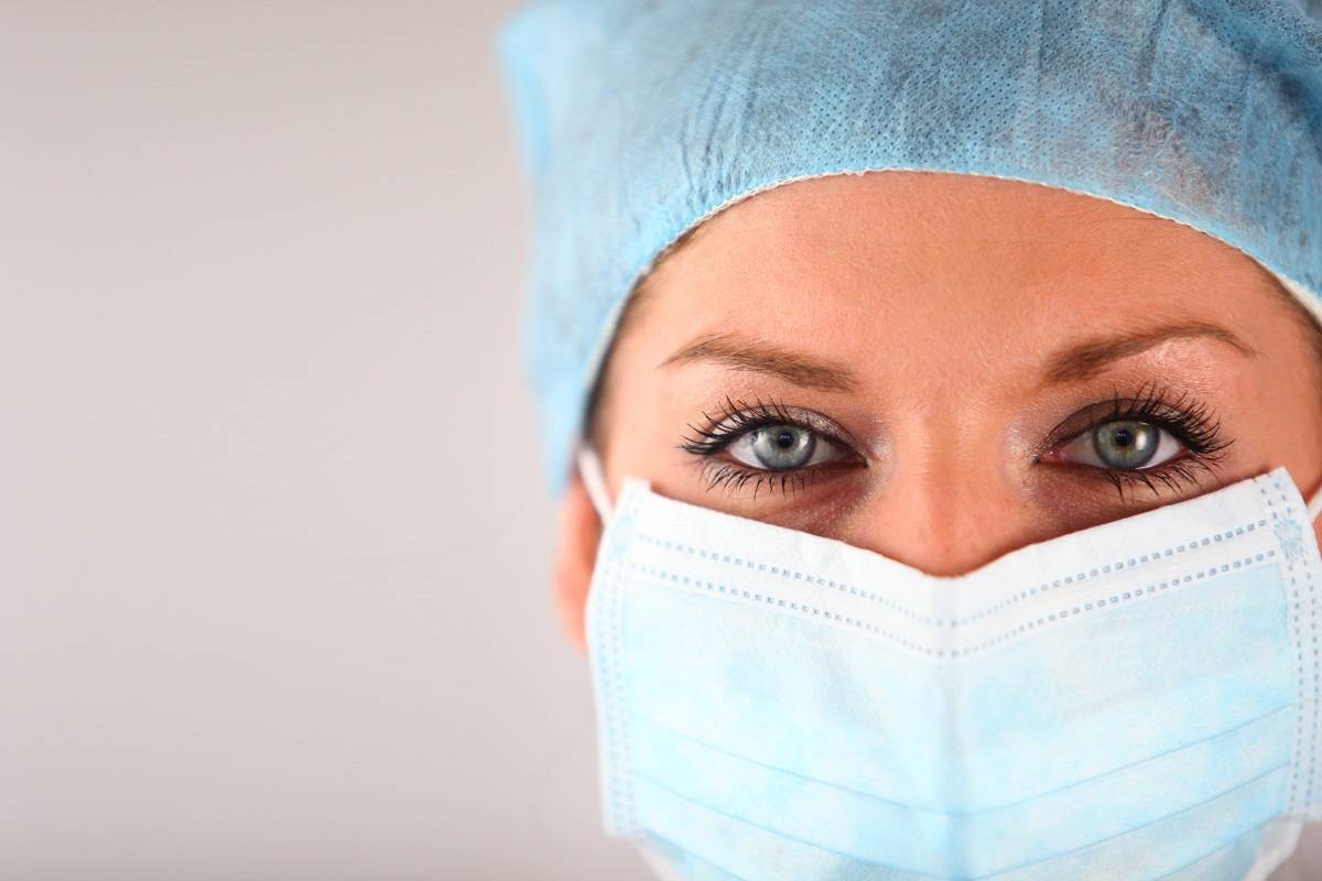 043bf6367eef285b57d4 doctor with surgical mask