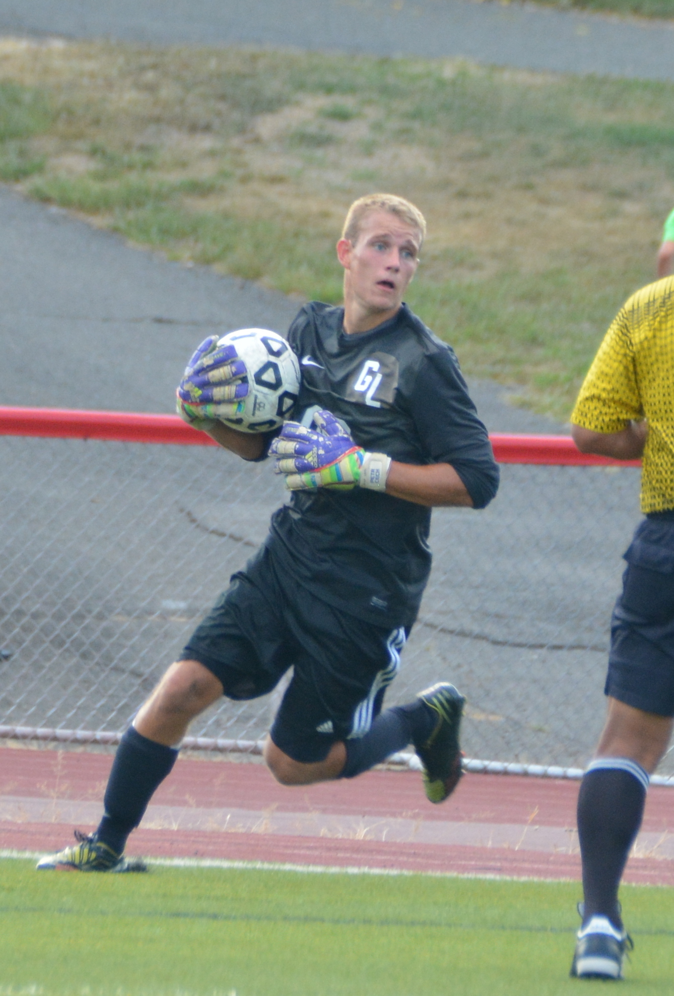 860d83b3911d8c267899_2015_boys_jake_running_with_ball.jpg