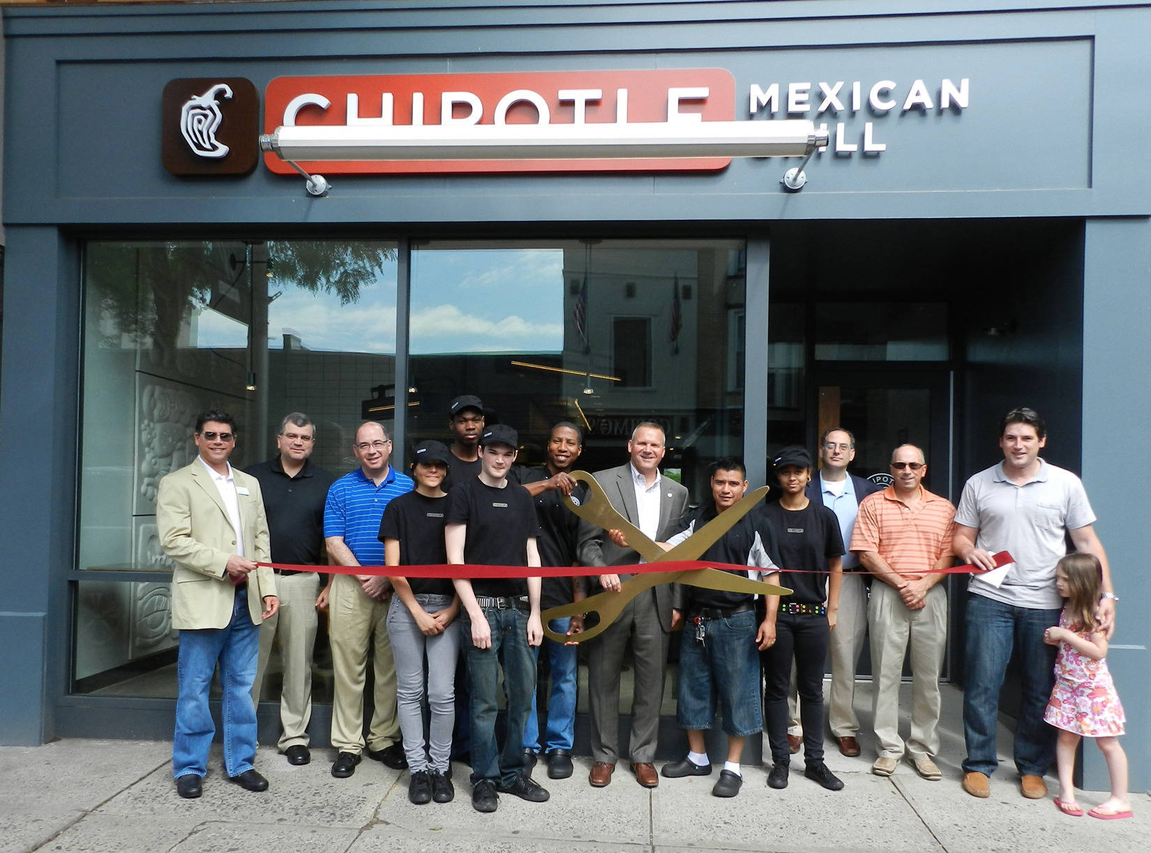 10e724facd7fe04322c3_9390537ef8353b800b4f_Chipotle_Westfield_2013_opening.jpg