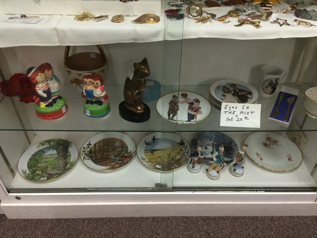 42f4f54d0efc15bb418e_Thrift_Shop_collectibles_Ap_16__640x480_.jpg